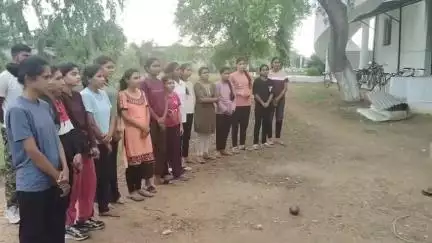 तुमसर: अभ्यास केंद्र गोंदेखारी येथे ठाणेदार विजय कसोधन यांनी विद्यार्थ्यांना दिली प्रकल्प दिशा उपक्रमाची माहिती