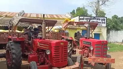 मझौली: मडवास सेवा सहकारी समिति में खाद वितरण के दौरान किसानों की भीड़, मीडिया से किसानों ने क्या कहा?