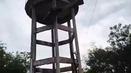 रतलाम नगर: विनोबा नगर में जर्जर हो चुकी पानी की टंकी झुकी रेह वासियों ने की पार्षद से शिकायत पार्षद ने लिखा पत्र। #jansamasya