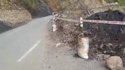 चम्पावत: जिलाधिकारी के आदेश के दूसरे दिन ही एनएच पर लगाए गए सुरक्षा संकेत, सूचना बोर्ड और रिफ्लेक्टर टेप