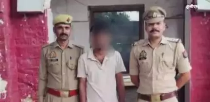 खेरागढ़: नगला कमाल खैरागढ़ मार्ग से अवैध देशी शराब के 22 क्वाटर के साथ एक आरोपी को गिरफ्तार किया गया