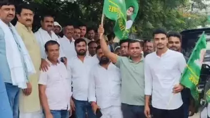 डुमरा: सीतामढ़ी से युवा राजद के सैकड़ों कार्यकर्ता तेजस्वी यादव के कार्यक्रम में शामिल होने के लिए रवाना