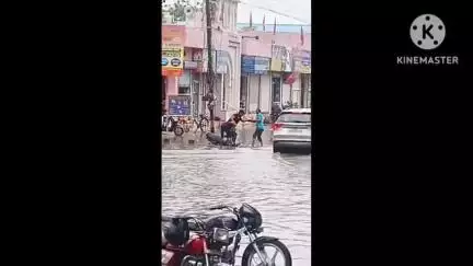 संगरिया: संगरिया में जमकर हुई बरसात, कोर्ट रोड पर गंदे पानी के नाले में गिरा बाइक सवार