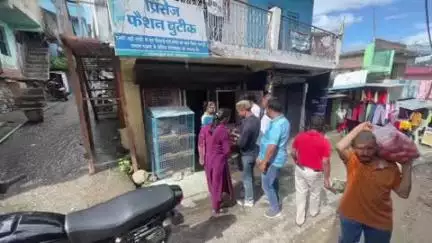 चम्पावत: चंपावत नगर पालिका ने सार्वजनिक स्थल पर कूड़ा फेंकने पर मीट कारोबारियों का चालान किया, कार्रवाई की गई