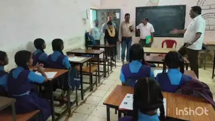 जगदलपुर: कमिश्नर बस्तर डोमन सिंह ने आसना और कलचा सहित विभिन्न स्कूलों का किया औचक निरीक्षण