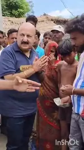 पलिया: कुकरा गांव के युवक की बाघ के हमले से हुई मौत पर पलिया विधायक ने मृतक के पिता को दी आर्थिक सहायता राशि