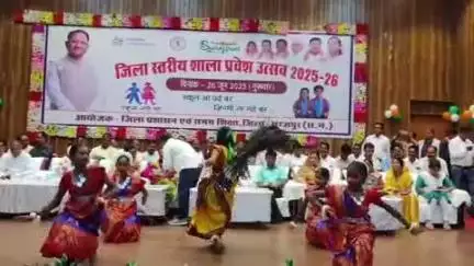 सूरजपुर: तिलसिवां सूरजपुर के ऑडिटोरियम में मनाया गया जिला स्तरीय शाला प्रवेश उत्सव