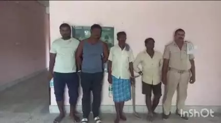 लखीसराय: उत्पाद विभाग की टीम ने दो शराब कारोबारियों और शराब पीते हुए दो लोगों को किया गिरफ्तार