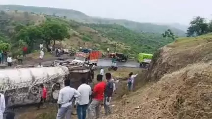 धारूर: धारूरच्या घाटात डिझेल वाहतूक करणारा टँकर पलटी, काही काळ वाहतूक ठप्प झाली होती