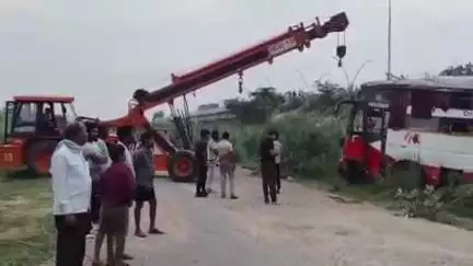 सैफई: आगरा-लखनऊ एक्सप्रेसवे पर बड़ा सड़क हादसा, दो लोगों की मौत, लगभग 50 घायल
