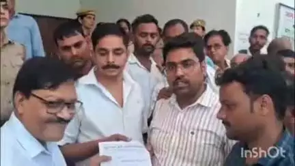 लखीमपुर: खुदरा व्यापारी को ₹266 की बोरी ₹320 में पड़ी, खाद व्यापारियों का गुस्सा, कलेक्ट्रेट में डीएम को सौंपा ज्ञापन