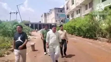 गंगापुर: गंगापुर सिटी नहर रोड पर सभापति शिवरतन अग्रवाल ने थोक फल मंडी के पीछे नहर रोड पर बने नाले का किया निरीक्षण