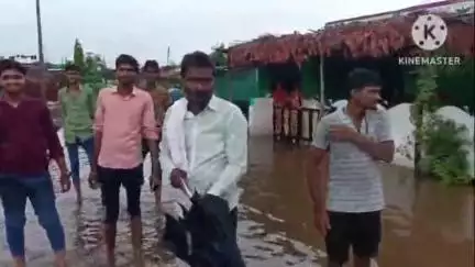 अमरवाड़ा: अमरवाड़ा के पिपरिया भारती में पहली बारिश में घरों में घुसा पानी, नाली न होने से हुई परेशानी
