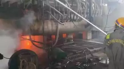 फिरोज़ाबाद: इंडस्ट्रीज एरिया स्थित ग्लास फैक्ट्री में भट्टी लीकेज होने से लगी आग