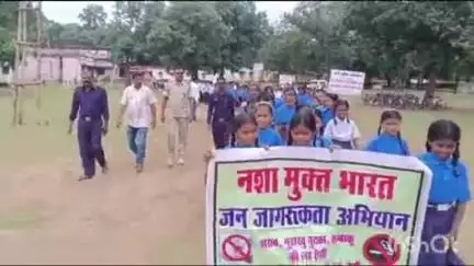 नगरी: ग्राम बोराई में पुलिस ने स्कूली बच्चों और ग्रामीण महिलाओं के साथ मिलकर निकाली नशा मुक्ति रैली