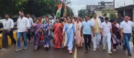 दंतेवाड़ा: युक्तियुक्तकरण मामले को लेकर कांग्रेस ने किया हल्ला बोल, रैली निकालकर दंतेवाड़ा कलेक्टोरेट का किया घेराव