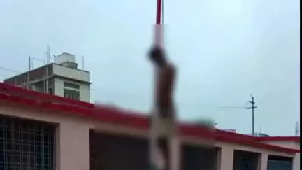 सागर: शाहपुर में सरकारी स्कूल के सामने झंडा वंदन के पोल पर लटका मिला युवक का शव, पुलिस जांच में जुटी