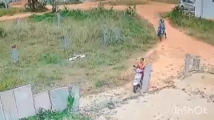 ಮುಳಬಾಗಿಲು: ವಿಡಿಯೋ: ಮಹಿಳೆಯನ್ನ ಅಟ್ಟಾಡಿಸಿ 'ನಕಲಿ' ಸರ ಕದ್ದು ಎಸ್ಕೇಪ್ ಆದ ಸರಗಳ್ಳರು, ಸಂಜಪ್ಪ ಬಡಾವಣೆಯಲ್ಲಿ ಘಟನೆ