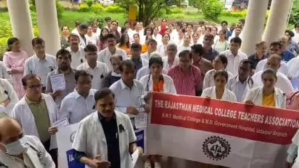 बड़गांव: राजस्थान मेडिकल कॉलेज टीचर्स एसोसिएशन ने MB हॉस्पिटल परिसर में निकाली रैली, रेजिडेंट्स से हड़ताल खत्म करने की मांग की