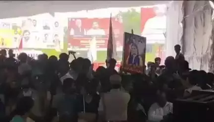 తమ బిడ్డ కనిపించడం లేదని రాజమండ్రి పవన్ కళ్యాణ్ సభలో ఫ్లకార్డులతో బాధిత కుటుంబ సభ్యుల ఆందోళన
