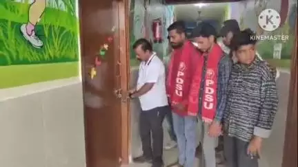 హిందూపురంలో ప్రభుత్వ అనుమతి లేకుండా తరగతులు నిర్వహిస్తున్న ప్రైవేట్ పాఠశాల గదులను సీజ్ చేసిన MEO గంగప్ప