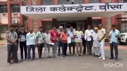 दौसा: प्रतीक विहार कॉलोनी के वासियों ने पानी निकासी और सड़क निर्माण को लेकर ज़िला कलेक्टर को ज्ञापन सौंपा