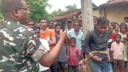 सारठ: कपासियो गांव में लोगों ने मवेशी चोरी के आरोप में एक चोर को पकड़ कर खंभा से बांधा, चितरा पुलिस को सौंपा