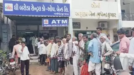 જેતપુર પાવી: ધી બરોડા સેન્ટ્રલ કો ઓપ બેન્કમાં દૂધ મંડળીમાં દૂધ ભરતા ગ્રાહકોને નાણા લેવા માટે ભારે મુશ્કેલી #jansamasya