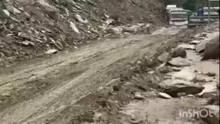अल्मोड़ा: बारिश के बाद क्वारब में मुसीबत बढ़ी, KMOU की बस कीचड़ में फंसने से लगे जाम में सैकड़ों यात्री फंसे