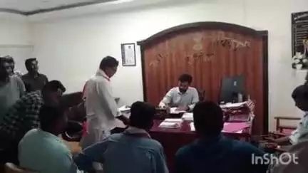 हिंगणघाट: शेतकऱ्यांच्या बँक खात्याला बॅंकेने लावलेले होल्ड तात्काळ काढा; प्रहारची उपविभागीय अधिकाऱ्यांकडे मागणी