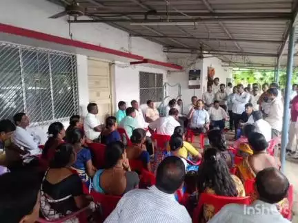 पेण: वरवठणे येथील शिवकालीन पूल बंद केल्याने ग्रामस्थांची गैरसोय; ग्रामस्थांनी घेतली खासदार धैर्यशील पाटील यांची भेट