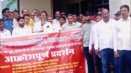 डुमरी: पंचायत सेवक संघ ने डुमरी में किया प्रदर्शन, पूर्व पंचायत सेवक की आत्महत्या मामले में आरोपी BDO पर कार्रवाई की मांग की