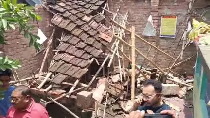 মুর্শিদাবাদ জিয়াগঞ্জ: পাঠানপাড়ায় ICDS সেন্টারের চালা ভেঙে পড়ে আহত 7