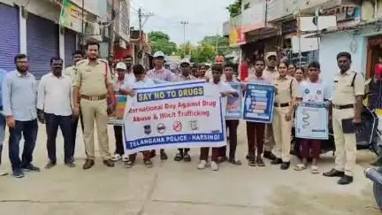చేగుంట: నార్సింగిలో మాదకద్రవ్యాల అనర్థాలపై అవగాహన కల్పిస్తూ విద్యార్థులతో ర్యాలీ నిర్వహించిన పోలీసులు