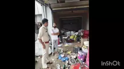आलोट: नगर में पुलिस ने कई कबाड़ियों के ठिकानों पर की चेकिंग, चोरी की घटनाओं को देखते हुए की गई कार्रवाई