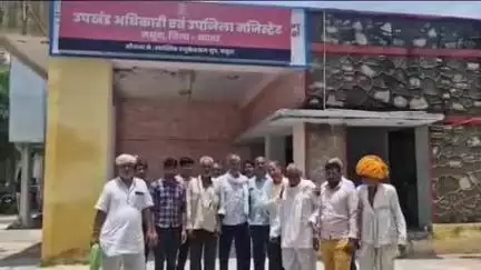 मसूदा: ग्राम पंचायत जालिया सेकंड के ग्रामीणों ने उपखंड अधिकारी को रास्ता खुलवाने को लेकर ज्ञापन सौंपा