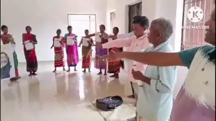घाघरा: भेलवाडीह गांव में पीएम जनमन योजना के तहत बने बहुउद्देशीय भवन में सखी मंडल के सदस्यों की हुई बैठक