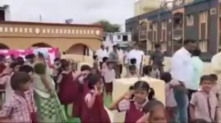 మేడ్చల్: ఫిరోజ్‌గూడలోని ప్రభుత్వ పాఠశాలలో విద్యార్థులకు పాఠ్యపుస్తకాలు పంపిణీ చేసిన ఎమ్మెల్యే మాధవరం కృష్ణారావు