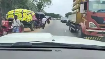 గుడిపాల మామిడి గుజ్జు పరిశ్రమల వద్ద దిగుమతి ఆలస్యంతో క్యూ కట్టిన మామిడి లోడు వాహనాలు