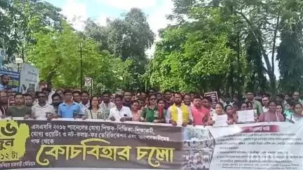 কোচবিহার ১: কোচবিহার সাগরদিঘি সংলগ্ন DM অফিসের সামনে বিক্ষোভ দেখাল যোগ্য চাকরিহারা শিক্ষক-শিক্ষিকা ও শিক্ষাকর্মীরা