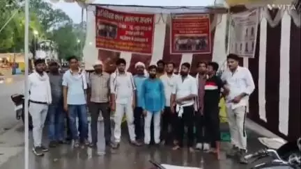 मनगवां: बिजली विभाग के आउटसोर्स कर्मचारियों का आमरण अनशन 9वें दिन भी जारी, एक कर्मचारी आईसीयू में भर्ती