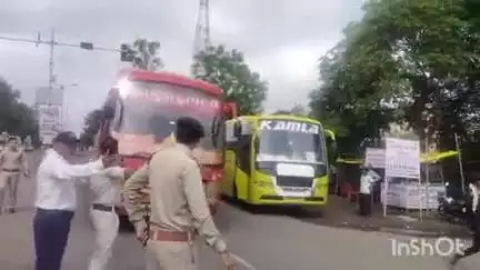 शाजापुर: परशुराम चौराहे पर यातायात पुलिस और न्यायालय ने मोबाइल कोर्ट लगाकर चलाया चेकिंग अभियान, वसूला शमन शुल्क