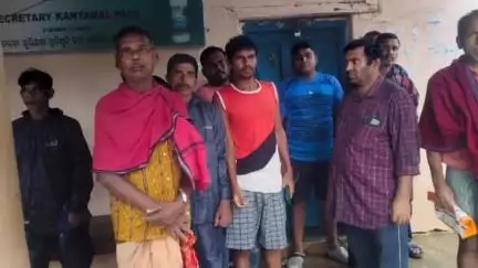 କଣ୍ଟାମାଳ: ଟାର୍ଗେଟ ନଥିବାରୁ କଣ୍ଟାମାଳ ମଣ୍ଡିରେ ବର୍ଷାରେ ଭିଜୁଛି ଧାନ, ସମିତି କାର୍ଯ୍ୟାଳୟରେ ତାଲା ପକାଇଲେ ଚାଷୀ