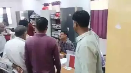 आदित्यपुर गम्हरिया: फ्लाई ऐश का कीचड़ घरों-दुकानों में घुसने को लेकर JMM नेता और पीड़ितों ने अंचल कार्यालय में ज्ञापन सौंपा