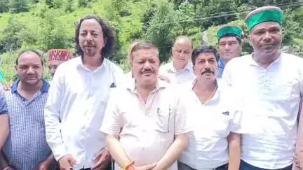 कुल्लू: सैंज में भारी बारिश से हुई तबाही का नुकसान का जायजा लेने पहुंचे एपीएमसी अध्यक्ष राम सिंह मियां