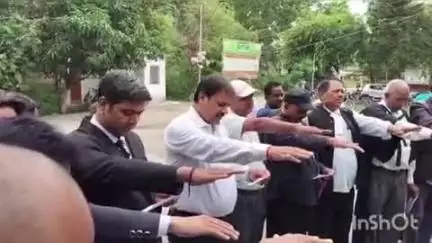 बखरी: बखरी व्यवहार न्यायालय परिसर में नशा निषेध दिवस पर न्यायिक पदाधिकारी व कर्मियों ने ली शपथ