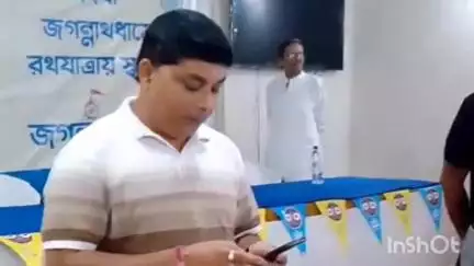 পুরুলিয়া ১: ব্লক অফিস থেকে জগন্নাথ দেবের মহাপ্রসাদ বিতরণ করা হলো প্রধান ব্লক স্টাফদের উপস্থিত সভাধিপতি তৃণমূলের চেয়ারম্যান,BDO