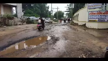 હિંમતનગર: વરસાદી માહોલમાં શહેરના અનેક રસ્તોઓ ખખડધજ:ઉમા સ્કુલમાં જવાનો રોડ ઉબડખાબડ થતા બાળકો મુશ્કેલીમાં.#jansamasya