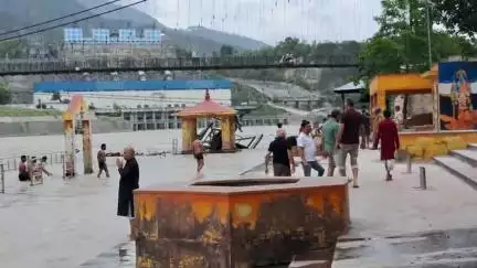 पौड़ी: बारिश के कारण अलकनंदा नदी का जलस्तर बढ़ रहा है, पौड़ी पुलिस ने पर्यटकों को सुरक्षित बाहर निकाला
