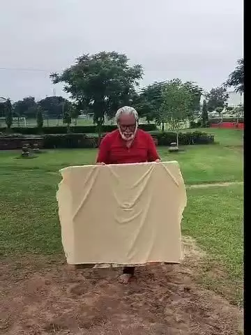 तस्वीर को पानी में देखने पर हनुमान जी श्री राम जैसे दिखने लगते हैं।  
अद्भुत !!!! 
*जय श्री राम, जय हनुमान*